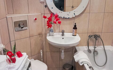 Przy Klifie: Lavabo Del Baño, Arreglo De Tubería, Diseño De Interiores, Lavabo, Mueble, Suelo, Grifo, Habitación, Plomería, Baño