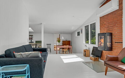 Franki - 1.8Km from the Sea: Mueble, Piso, Diseño De Interiores, Sofá, Pared, Suelo, Sala, Madera, Techo, Habitación