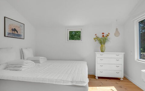 Franki - 1.8Km from the Sea: Mueble, Cama, Habitación, Diseño De Interiores, Suelo, Piso, Lecho, Techo, Sábana, Linos