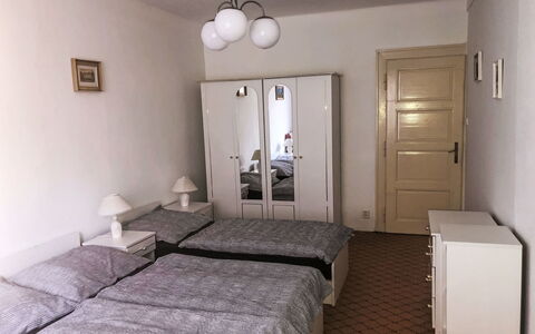 Forestside Villa: Cama, Habitación, Mueble, Sábana, Lecho, Suelo, Piso, Diseño De Interiores, Habitación, Marco De La Cama