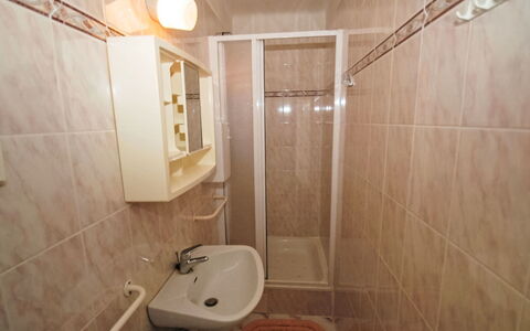 Forestside Villa: Lavabo Del Baño, Pared, Arreglo De Tubería, Piso, Suelo, Baño, Lavabo, Diseño De Interiores, Habitación, Plomería