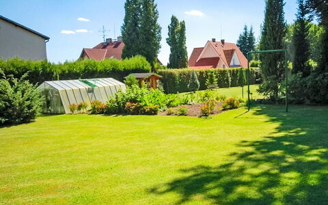 Forestside Villa: Jardín, Arbusto, Césped, El Terreno Del Lote, Patio Interior, Yarda, Paisajismo, Cabaña, Prado