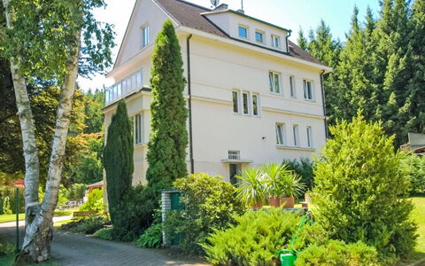 Forestside Villa: Árbol, Arbusto, Casa, Barrio Residencial, Casa, Inmuebles, Cabaña, Paisajismo, Mansión