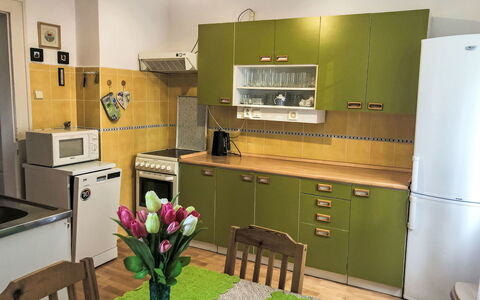 Forestside Villa: Mueble, Piso, Cocina, Electrodoméstico, Madera, Aparato De Cocina, Gabinetes, Diseño De Interiores, Suelo, Mostrador