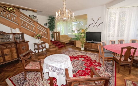 Forestside Villa: Piso, Madera, Suelo, Diseño De Interiores, Mueble, Techo, Habitación, Sala, Sofá, Suelos De Madera