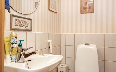 Villa Underberg: Baño, Arreglo De Tubería, Lavabo Del Baño, Diseño De Interiores, Piso, Lavabo, Suelo, Plomería, Grifo, Habitación