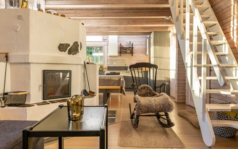 Villa Karmu: Mueble, Piso, Diseño De Interiores, Madera, Suelo, Suelos De Madera, Techo, Habitación, Sala, Casa