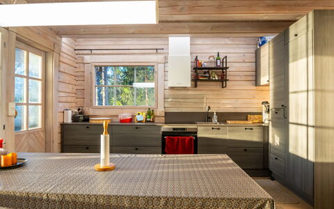 Villa Karmu: Cocina, Mueble, Diseño De Interiores, Mostrador, Piso, Madera, Aparato De Cocina, Techo, Electrodoméstico, Suelo