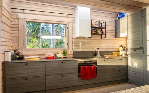 Villa Karmu: Cocina, Piso, Madera, Mostrador, Mueble, Diseño De Interiores, Aparato De Cocina, Gabinetes, Electrodoméstico, Suelo