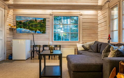 Villa Karmu: Mueble, Diseño De Interiores, Madera, Piso, Techo, Sala, Suelo, Casa, Habitación, Sofá