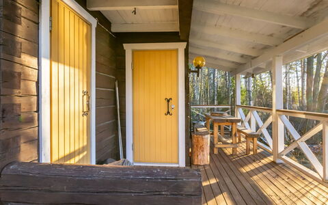 Villa Karmu: Madera, Piso, Suelo, Madera Dura, Suelos De Madera, Manchas De Madera, Tablón, Casa, Puerta, Porche