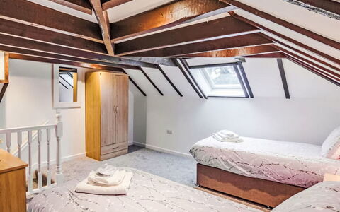 Wester Caiplich: Madera, Suelo, Habitación, Piso, Diseño De Interiores, Cama, Casa, Techo, Lecho, Puerta