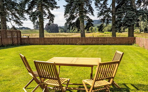 Wester Caiplich: Mueble, Madera, Mueble Para Exteriores, Silla, El Terreno Del Lote, Mesa Al Aire Libre, Manchas De Madera, Jardín, Madera Dura, Césped