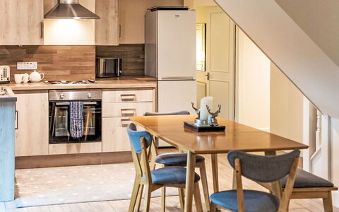 Dalnaglar Cottage: Mueble, Diseño De Interiores, Piso, Madera, Suelo, Silla, Habitación, Cocina, Mesa, Techo