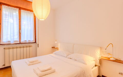 Casa Elena: Pared, Diseño De Interiores, Madera, Cama, Habitación, Sábana, Suelo, Lecho, Habitación, Marco De La Cama