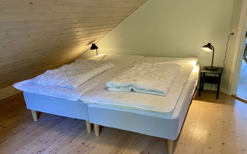 Aman - 100M from the Sea: Madera, Habitación, Suelo, Sábana, Textil, Piso, Linos, Cama, Lecho, Diseño De Interiores