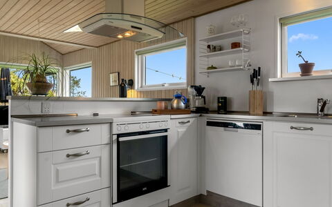 Thorgny - 1Km from the Sea: Aparato De Cocina, Cocina, Mostrador, Piso, Madera, Electrodoméstico, Diseño De Interiores, Gabinetes, Electrodoméstico, Suelo