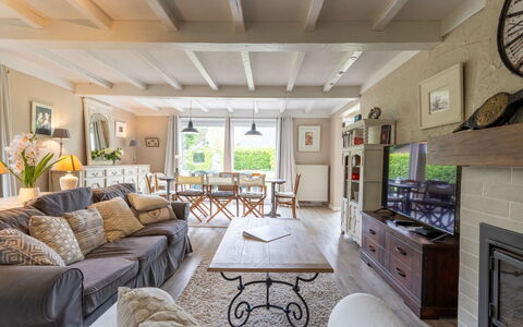 Villa Esterel: Mueble, Diseño De Interiores, Sofá, Sala, Madera, Piso, Techo, Habitación, Mesa, Suelo