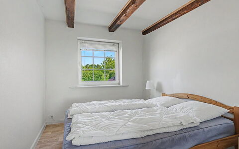 Mynthe - 750M from the Sea: Pared, Madera, Techo, Habitación, Piso, Suelo, Diseño De Interiores, Cama, Lecho, Sábana