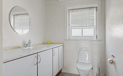 Mynthe - 750M from the Sea: Arreglo De Tubería, Baño, Pared, Piso, Suelo, Lavabo, Diseño De Interiores, Lavabo Del Baño, Grifo, Plomería
