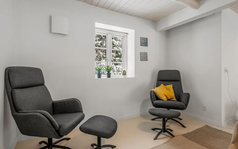 Chrissie - 3Km from the Sea: Mueble, Piso, Suelo, Silla, Diseño De Interiores, Sala, Club Silla, Suelos De Madera, Comodidad