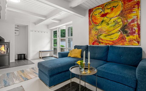 Chrissie - 3Km from the Sea: Mueble, Diseño De Interiores, Sofá, Piso, Suelo, Sala, Habitación, Madera, Techo, Suelos De Madera