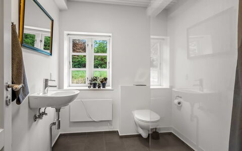 Chrissie - 3Km from the Sea: Arreglo De Tubería, Piso, Diseño De Interiores, Suelo, Baño, Grifo, Plomería, Baño, Lavabo, Techo