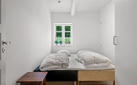 Chrissie - 3Km from the Sea: Cama, Habitación, Pared, Madera, Mueble, Suelo, Diseño De Interiores, Piso, Sábana, Lecho