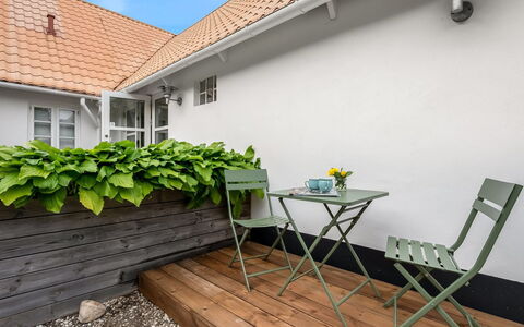 Chrissie - 3Km from the Sea: Mueble Para Exteriores, Maceta, Mesa Al Aire Libre, Planta De Casa, Patio, Patio, Yarda, Jardín, Patio Interior, Sombra