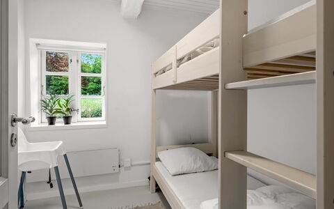 Chrissie - 3Km from the Sea: Diseño De Interiores, Madera, Suelo, Piso, Habitación, Litera, Mueble, Cama, Departamento, Dormitorio