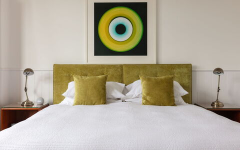 Elton John & Friends: Mueble, Diseño De Interiores, Habitación, Cama, Pared, Lecho, Sábana, Madera, Amarillo, Suelo