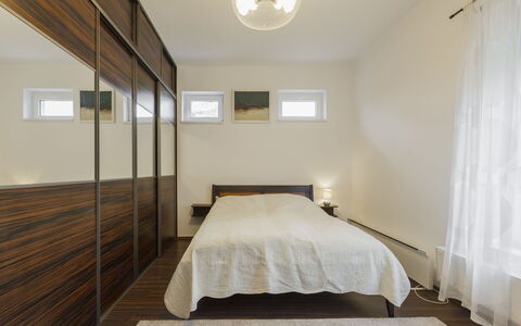 Posha: Piso, Diseño De Interiores, Suelo, Madera, Techo, Cama, Suelos De Madera, Habitación, Encendiendo, Mueble