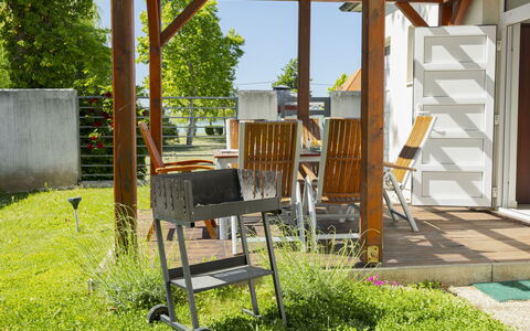 Posha: Madera, Mueble, Porche, Jardín, Mueble Para Exteriores, Sombra, Madera Dura, Silla, Patio Interior, Manchas De Madera