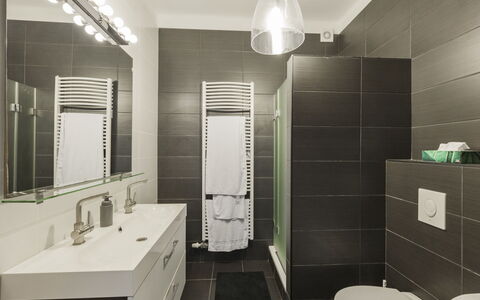 Posha: Baño, Lavabo Del Baño, Diseño De Interiores, Arreglo De Tubería, Piso, Pared, Lavabo, Baño, Suelo, Espejo