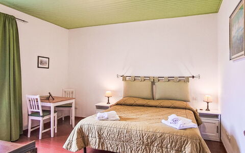 Gelsomino: Cama, Mueble, Diseño De Interiores, Habitación, Suelo, Sábana, Lecho, Pared, Piso, Habitación