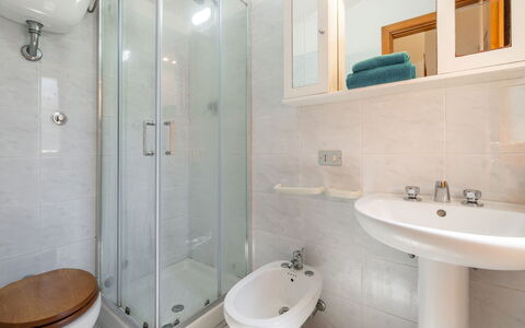 Villa sulla Roccia: Baño, Arreglo De Tubería, Lavabo Del Baño, Piso, Suelo, Diseño De Interiores, Lavabo, Grifo, Baño, Plomería