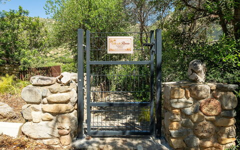 Villa sulla Roccia: Klippe, Portón, Arbusto, Pared De Piedra, Jardín, Cerca, Paisajismo, Sendero, Losa, Inicio De Esgrima