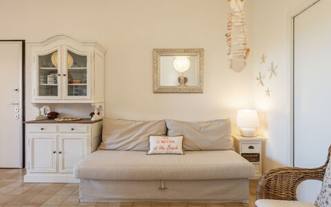 Serena: Mueble, Diseño De Interiores, Sofá, Piso, Habitación, Suelo, Madera, Sala, Encendiendo, Textil