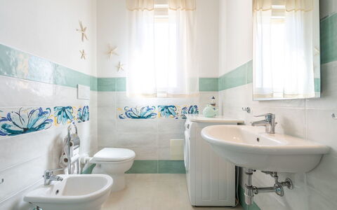 Serena: Azul, Piso, Arreglo De Tubería, Suelo, Diseño De Interiores, Loseta, Baño, Grifo, Plomería, Porcelana