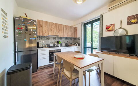 Last Sun Roccella: Mueble, Diseño De Interiores, Piso, Madera, Mostrador, Cocina, Suelo, Cocina Y Comedor Mesa, Suelos De Madera, Habitación