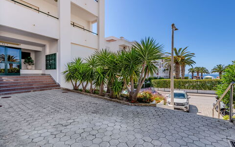 Be My Guest: Hotel, Balcón, Pasarela