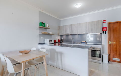 Be My Guest: Piso, Cocina, Suelo, Diseño De Interiores, Madera, Aparato De Cocina, Techo, Mostrador, Gabinetes, Electrodoméstico