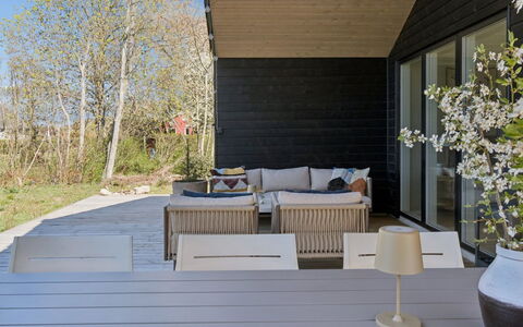 Arisa - 1.2Km from the Sea: Mueble, Mueble Para Exteriores, Vajilla, Mesa, Drinkware, Silla, Mesa Al Aire Libre, Comida, Botella