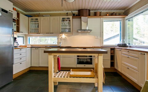 Villa Kuusiranta: Cocina, Mostrador, Mueble, Aparato De Cocina, Gabinetes, Madera, Diseño De Interiores, Piso, Techo, Electrodoméstico