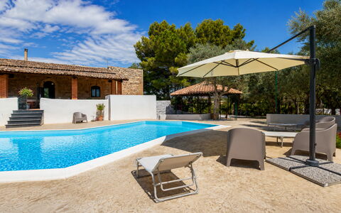 Villa Chiaramonte Gulfi: Azul, Piscina, Sombra, Inmuebles, Recurso, Mueble Para Exteriores, Villa, Eco Hotel, Diseño, Paraguas