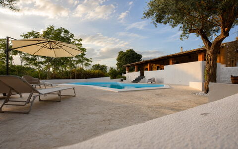 Villa Chiaramonte Gulfi: Azul, Arquitectura, Piscina, Sombra, Material Compuesto, Inmuebles, Hormigón, Hacienda, Eco Hotel, Diseño