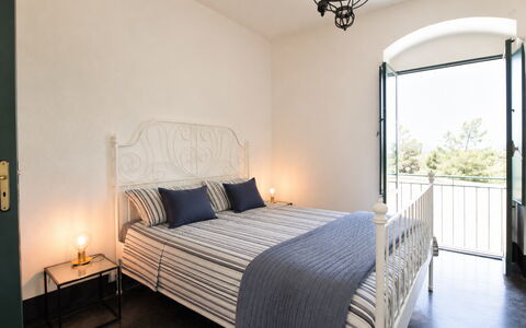 Villa Chiaramonte Gulfi: Mueble, Habitación, Diseño De Interiores, Cama, Piso, Suelo, Lecho, Sábana, Encendiendo, Habitación