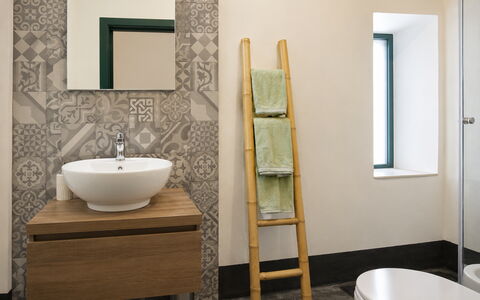 Villa Chiaramonte Gulfi: Piso, Baño, Suelo, Arreglo De Tubería, Lavabo Del Baño, Diseño De Interiores, Lavabo, Loseta, Marrón, Plomería