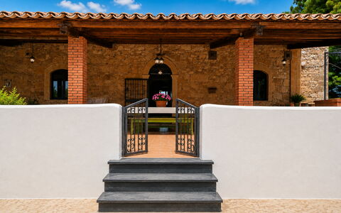 Villa Chiaramonte Gulfi: Pared, Ladrillo, Puerta, Columna, Maceta, Hacienda, Enladrillado, Manchas De Madera, Sombra, Jardín
