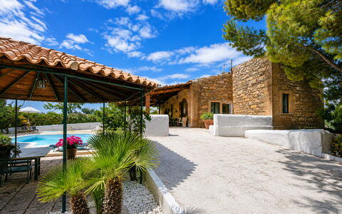 Villa Chiaramonte Gulfi: Azul, Casa, Piscina, Sombra, Eco Hotel, Recurso, Mueble Para Exteriores, Hacienda, Inmuebles, Villa